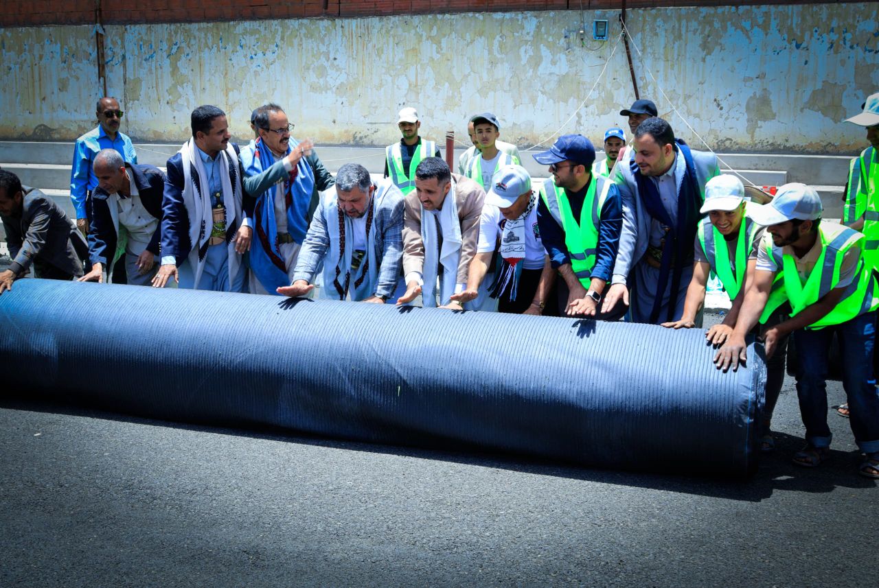 المؤيدي يدشن أعمال تركيب العشب الصناعي لأرضية ملعب الظرافي