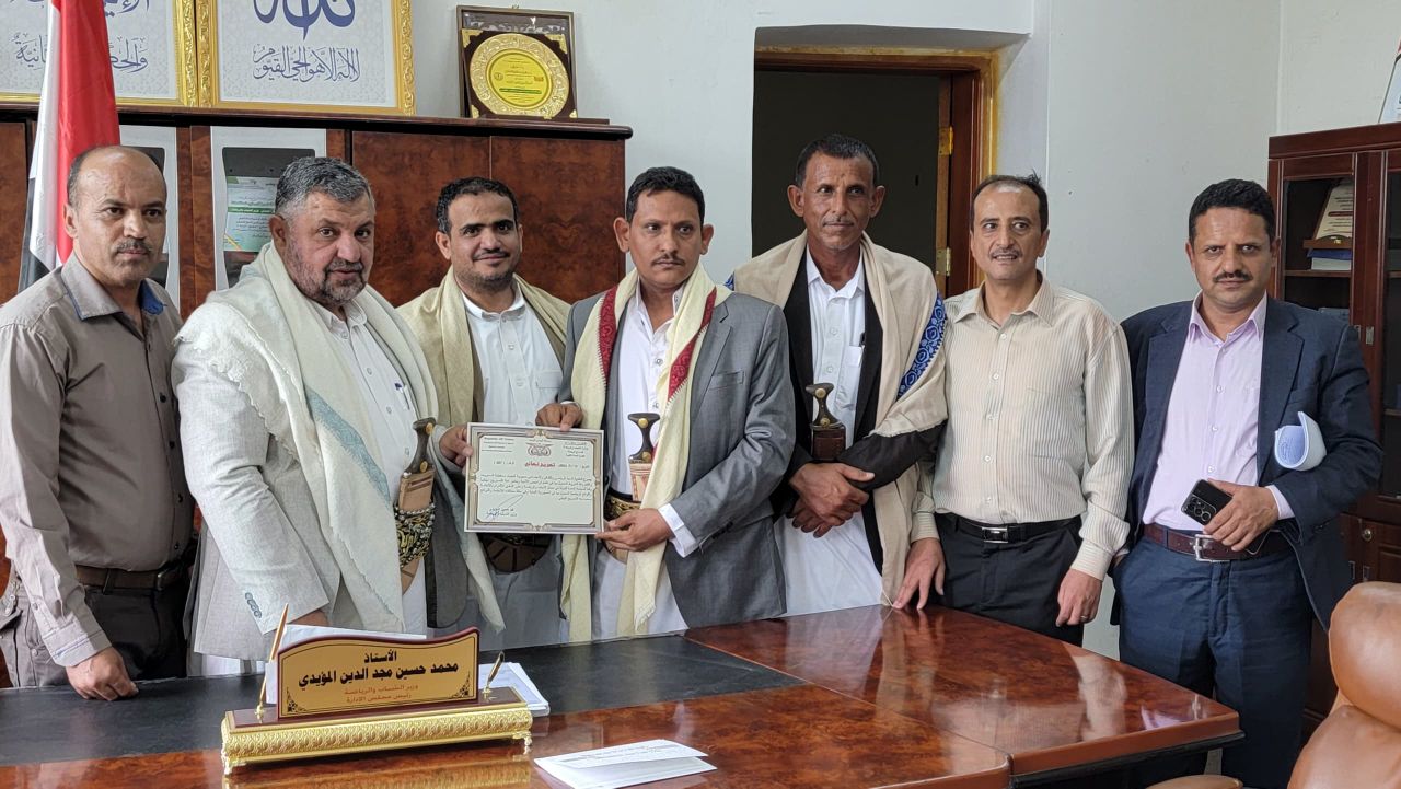 وزير الشباب يمنح نادي المجد بالمحويت شهادة الاعتراف الرسمي