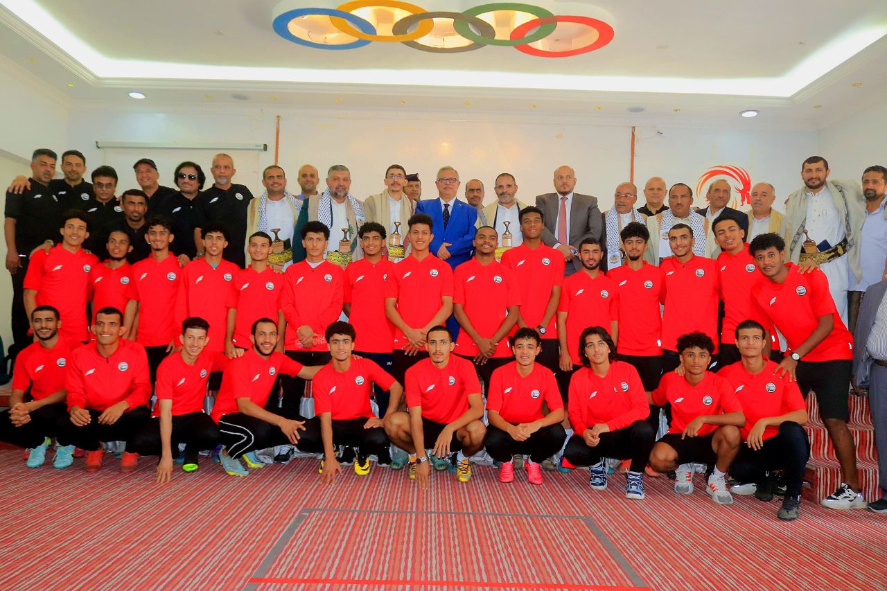 الدكتور بن حبتور يلتقي الجهازين الفني والإداري ولاعبي منتخب الشباب لكرة القدم