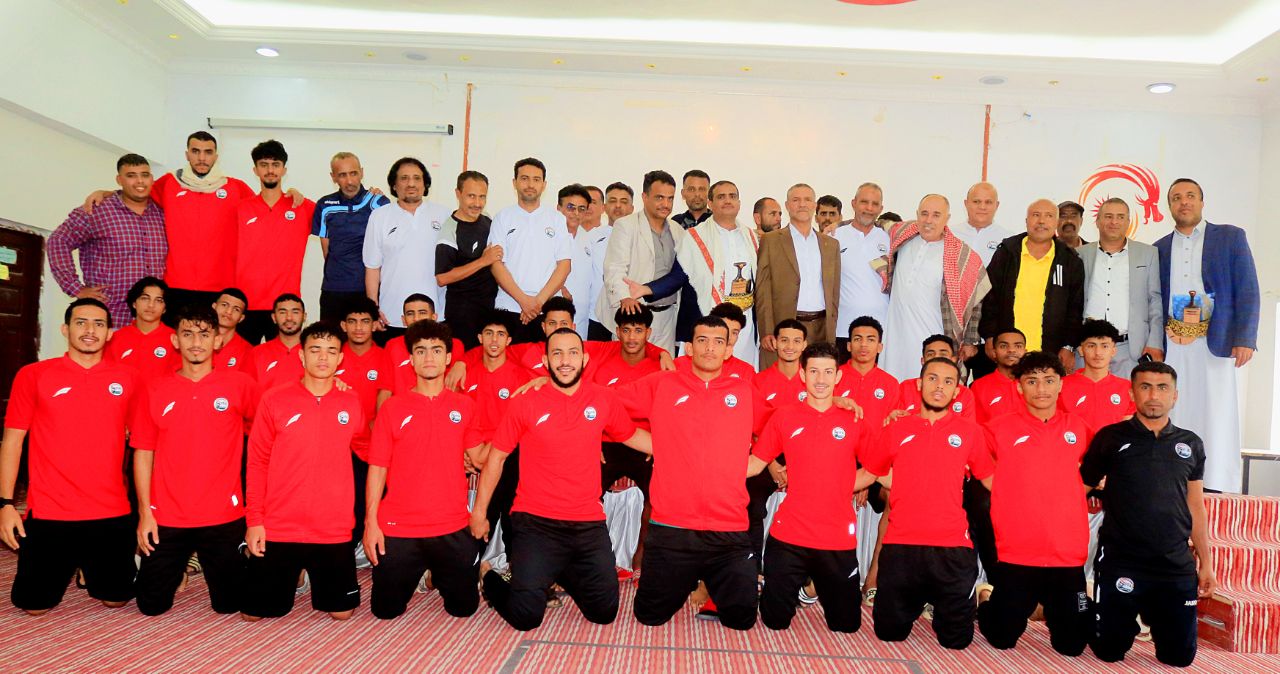 وزير الشباب يلتقي المنتخب الوطني للشباب