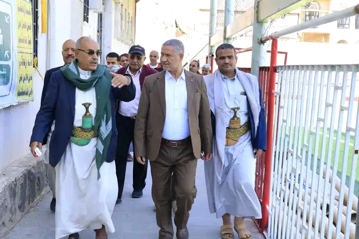 وزير الشباب يتفقد أعمال تركيب العشب وبناء مدرجات نادي أهلي صنعاء